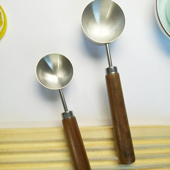 Kohvi mõõtmislusikas ümmarguse peaga ja pähklipuu käepidemega, 304 roostevaba terasest, sobib kohvioadeks ja piimasegude jaoks