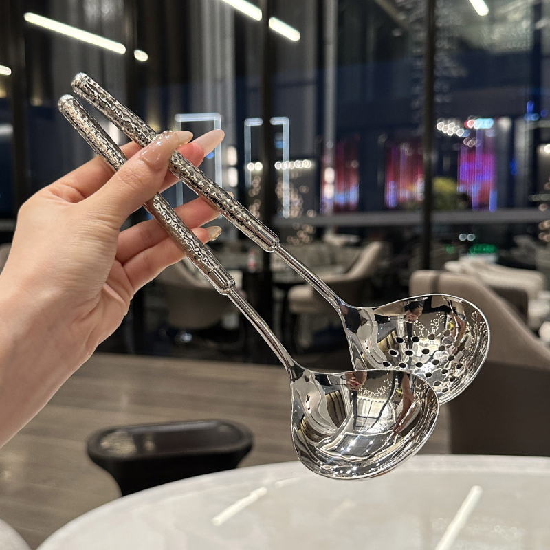 Set žlica za juhu od 304 nehrđajućeg čelika s okruglom čekićanom teksturom, ogledni završetak, industrijski stil za hotele i restorane