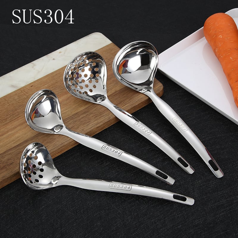 Pikk roostevabast terasest supilusikas integreeritud kurnaga, südamekujuline kujundus, libisemiskindel käepide