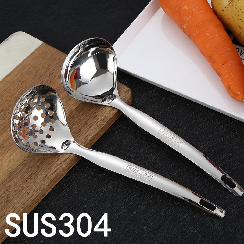 Pikk roostevabast terasest supilusikas integreeritud kurnaga, südamekujuline kujundus, libisemiskindel käepide