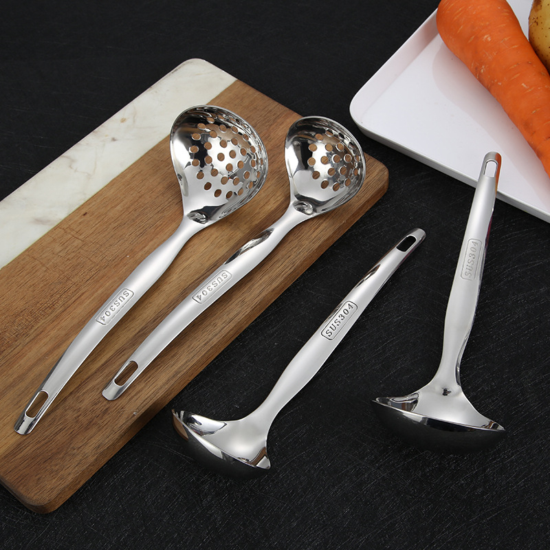 Pikk roostevabast terasest supilusikas integreeritud kurnaga, südamekujuline kujundus, libisemiskindel käepide