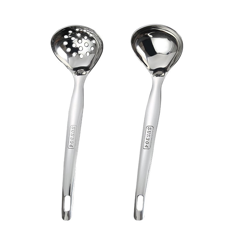 Pikk roostevabast terasest supilusikas integreeritud kurnaga, südamekujuline kujundus, libisemiskindel käepide