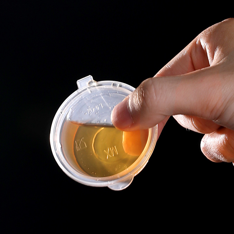 Еднократна чашка за сос за разнос с капак, пластмасова, микровълнова безопасна, печат на лого наличен, персонализация налична