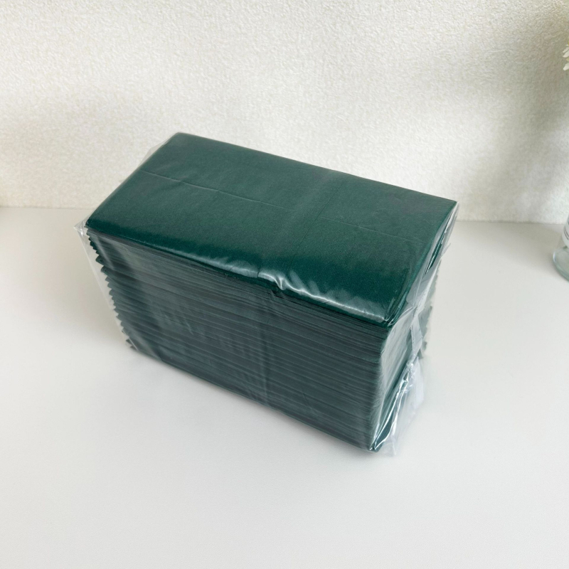 Vienkartinės servetėlės peiliams ir šakėms su logotipu, be dulkių, iš medienos plaušo, 50 lapų, vieno sluoksnio