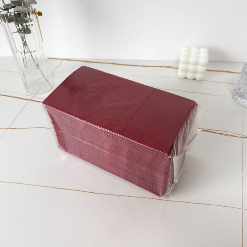 Vienkartinės servetėlės peiliams ir šakėms su logotipu, be dulkių, iš medienos plaušo, 50 lapų, vieno sluoksnio