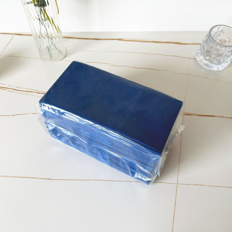 Vienkartinės servetėlės peiliams ir šakėms su logotipu, be dulkių, iš medienos plaušo, 50 lapų, vieno sluoksnio