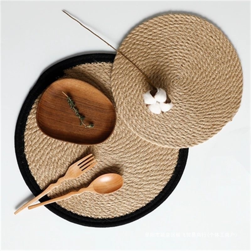 Tkana podmeta za stol u japanskom stilu, od slame, nepravilan oblik, izolacija