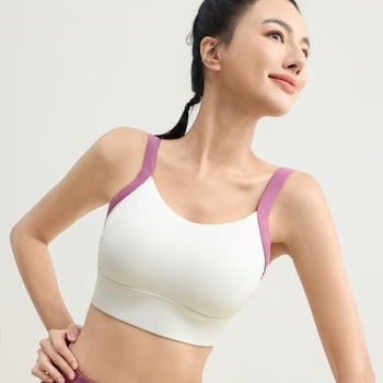 Спортен сутиен с V-образен гръб, пълна чашка, тънки формовани чашки, фиксирани двойни презрамки, закопчаване на гърба с три реда катарами