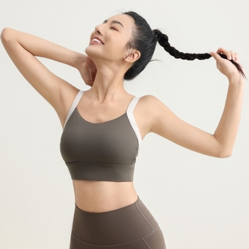 Спортен сутиен с V-образен гръб, пълна чашка, тънки формовани чашки, фиксирани двойни презрамки, закопчаване на гърба с три реда катарами