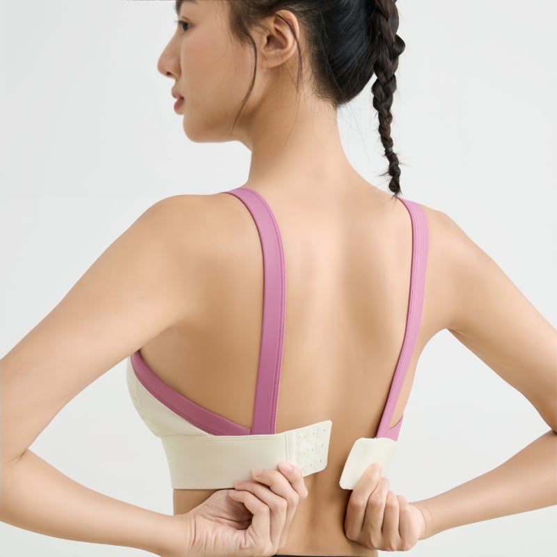 Спортен сутиен с V-образен гръб, пълна чашка, тънки формовани чашки, фиксирани двойни презрамки, закопчаване на гърба с три реда катарами