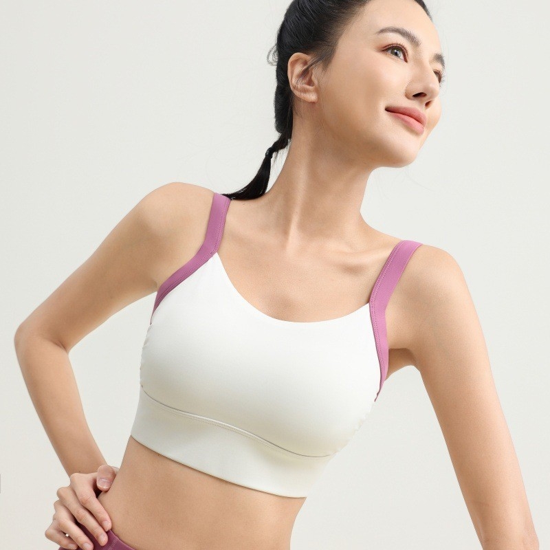 Спортен сутиен с V-образен гръб, пълна чашка, тънки формовани чашки, фиксирани двойни презрамки, закопчаване на гърба с три реда катарами