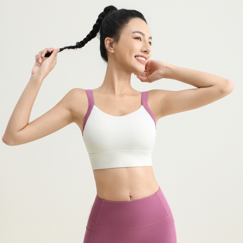 Спортен сутиен с V-образен гръб, пълна чашка, тънки формовани чашки, фиксирани двойни презрамки, закопчаване на гърба с три реда катарами