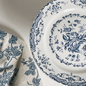 Porcelanski desertni tanjur s cvjetnim uzorkom i drvenim postoljem, lagani luksuzni retro stil, otisak logotipa, mogućnost prilagodbe