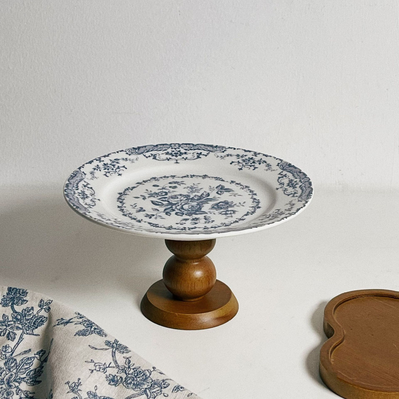 Porcelanski desertni tanjur s cvjetnim uzorkom i drvenim postoljem, lagani luksuzni retro stil, otisak logotipa, mogućnost prilagodbe