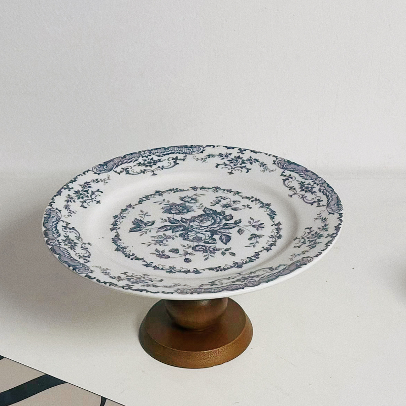 Porcelanski desertni tanjur s cvjetnim uzorkom i drvenim postoljem, lagani luksuzni retro stil, otisak logotipa, mogućnost prilagodbe