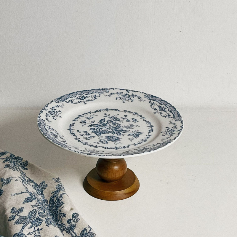 Porcelanski desertni tanjur s cvjetnim uzorkom i drvenim postoljem, lagani luksuzni retro stil, otisak logotipa, mogućnost prilagodbe