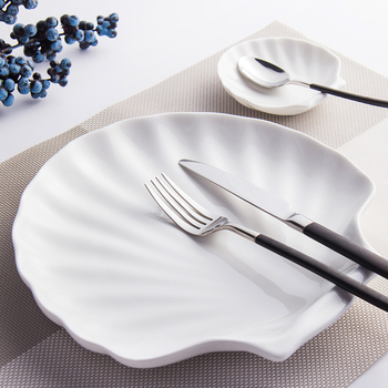 Porcelanski tanjur, nepravilnog oblika, japanskog stila, pogodan za mikrovalnu
