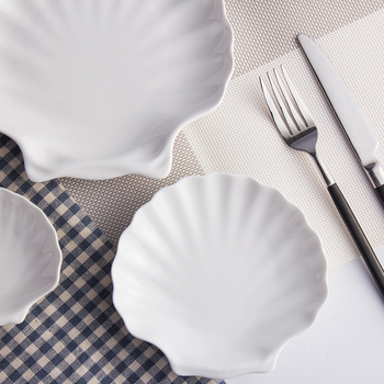 Porcelanski tanjur, nepravilnog oblika, japanskog stila, pogodan za mikrovalnu