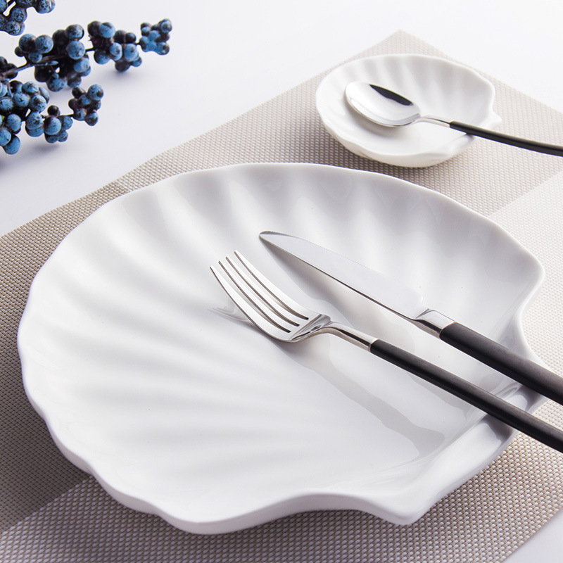 Porcelanski tanjur, nepravilnog oblika, japanskog stila, pogodan za mikrovalnu