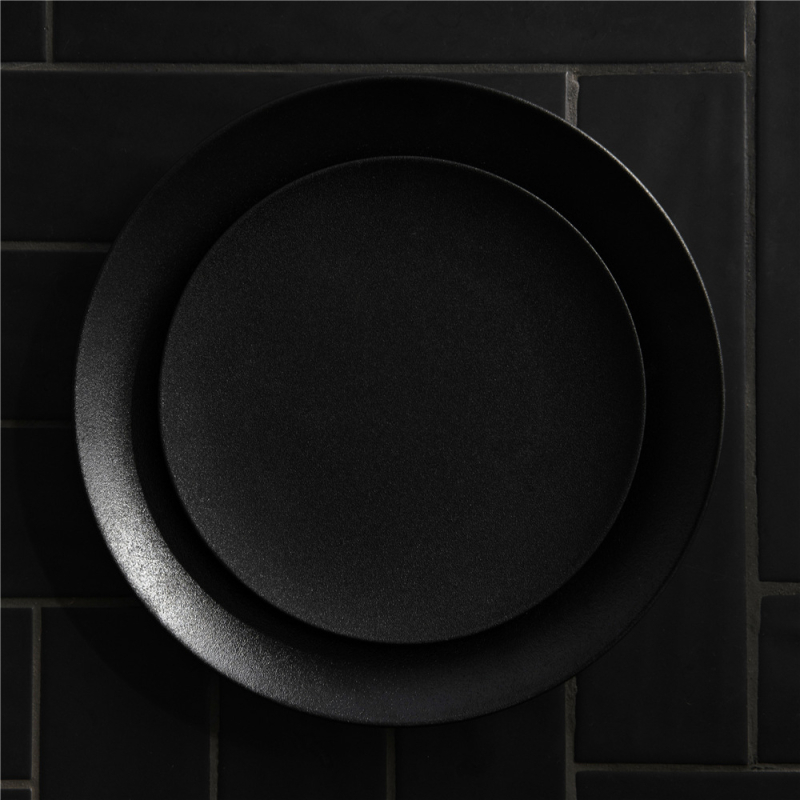 Porcelanski okrugli tanjur s mat glazurom, moderni minimalistički stil, prikladan za mikrovalnu pećnicu, idealan za steak i tjesteninu