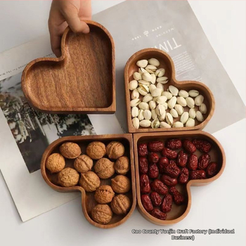 Fából készült szív alakú tálca, szabálytalan sziluett, kézzel rajzolt felülettel, támogatja logónyomtatást és testreszabást, alkalmas szállodáknak, étkezéshez, kávéhoz és teához