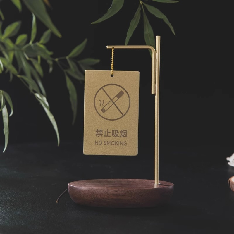 Drevený znak zákazu fajčenia na hotelový stôl s QR kódom na objednávanie – lakovaná povrchová úprava, štýl Nový Čínsky, možnosť tlače loga