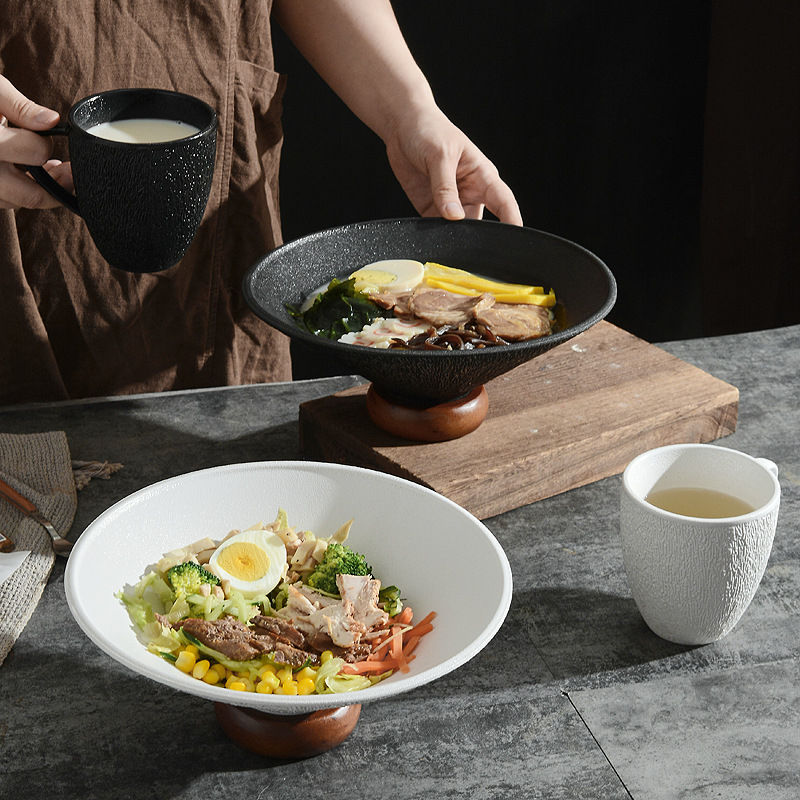 Keramički tanjur na nogama s podlogom od kaučuk-drva, okrugli, mikrovalna otporna, stil laganog luksuza, za voće, ramen i salate