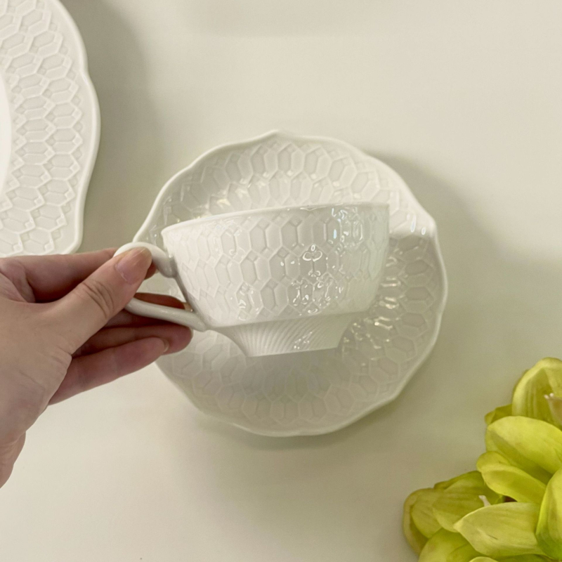 Porcelanski set posuđa: ovalne ploče, zdjele i šalica s podloškama, francuski retro luksuzni stil, reljefna površina, mikrovalna kompatibilnost
