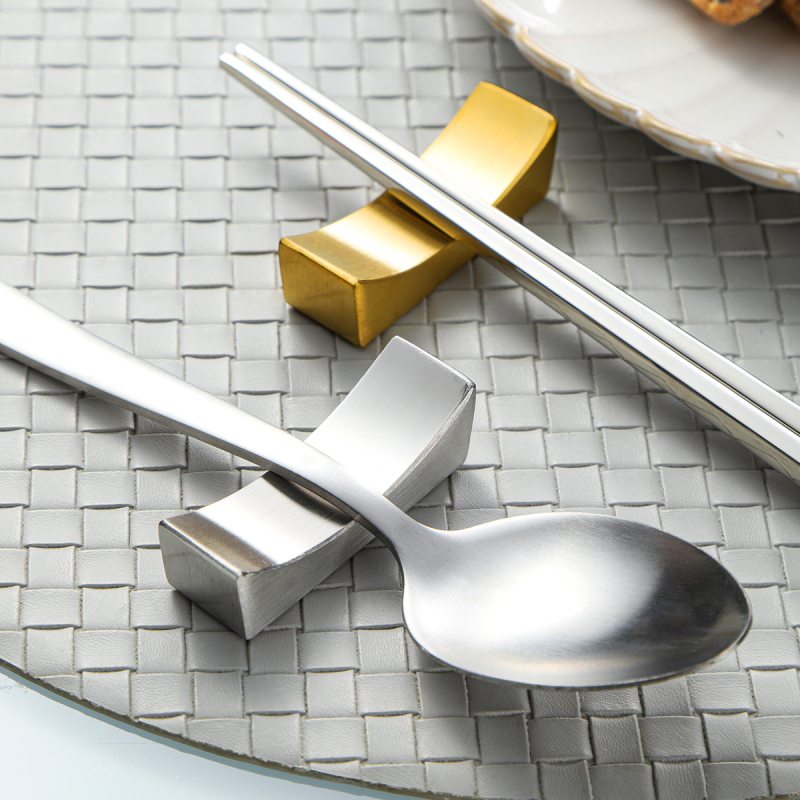 Držač za štapiće od nehrđajućeg čelika 304 za dom, hotel i restoran – lukasti jastučić za žlicu i štapiće, jednofarbni dizajn, moguć ispis logotipa