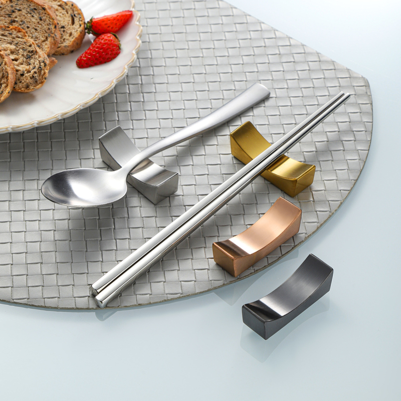 Držač za štapiće od nehrđajućeg čelika 304 za dom, hotel i restoran – lukasti jastučić za žlicu i štapiće, jednofarbni dizajn, moguć ispis logotipa