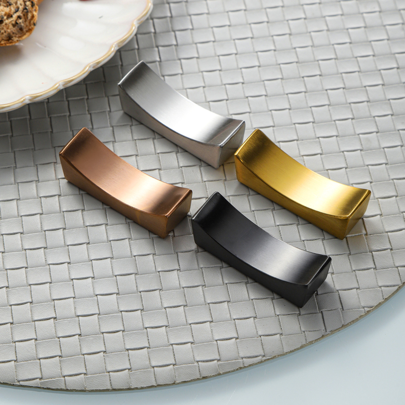 Držač za štapiće od nehrđajućeg čelika 304 za dom, hotel i restoran – lukasti jastučić za žlicu i štapiće, jednofarbni dizajn, moguć ispis logotipa