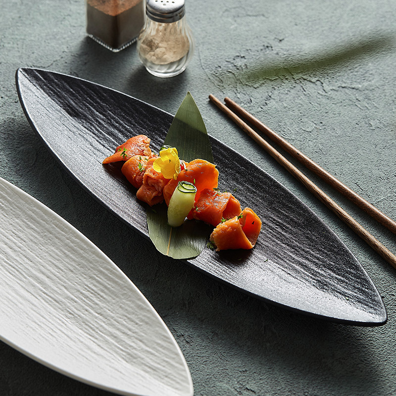 Porcelanski tanjur za sushi u obliku lista, nepravilnog oblika, moderni minimalistički stil, pogodna mikrovalna pećnica, mogućnost ispisa logotipa i prilagodbe