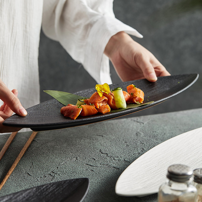 Porcelanski tanjur za sushi u obliku lista, nepravilnog oblika, moderni minimalistički stil, pogodna mikrovalna pećnica, mogućnost ispisa logotipa i prilagodbe