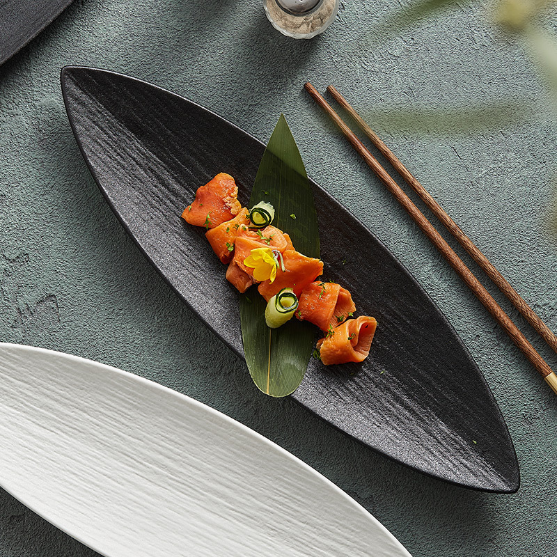 Porcelanski tanjur za sushi u obliku lista, nepravilnog oblika, moderni minimalistički stil, pogodna mikrovalna pećnica, mogućnost ispisa logotipa i prilagodbe
