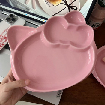 Porcelanski podijeljeni tanjur s motivom crtane mačke, nepravilnog oblika, ručno oslikana površina, moderni minimalistički stil