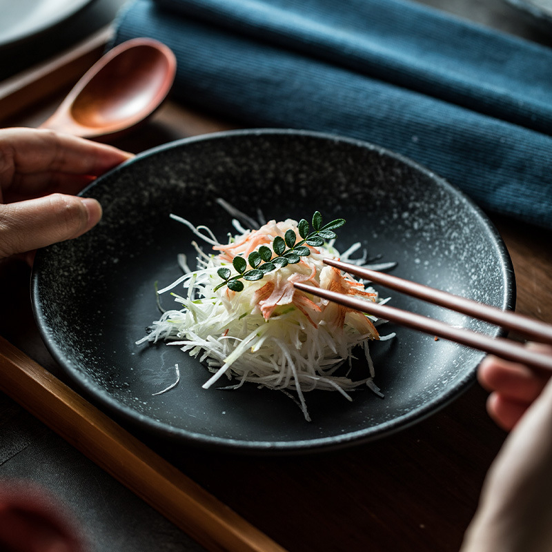 Keramički okrugli duboki tanjur u japanskom stilu, pod-glazirana završna obrada, kompatibilan s mikrovalnom, prilagodljiva obrada