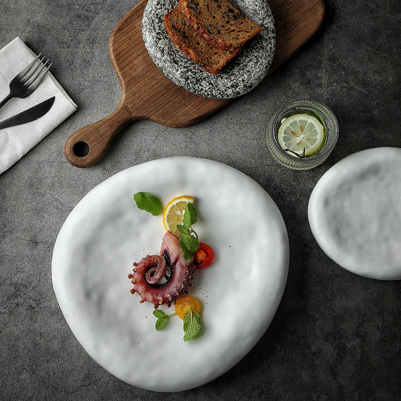 Nepravilni keramički tanjur za sashimi, keramika, nepravilan oblik, površina pod glazurom, mikrovalna sigurna