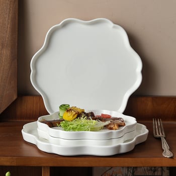 Porcelanski set plitkih tanjura s nepravilnim rubom čipke, modern minimalistički dizajn, pogodan za mikrovalnu, boja ispod glazure