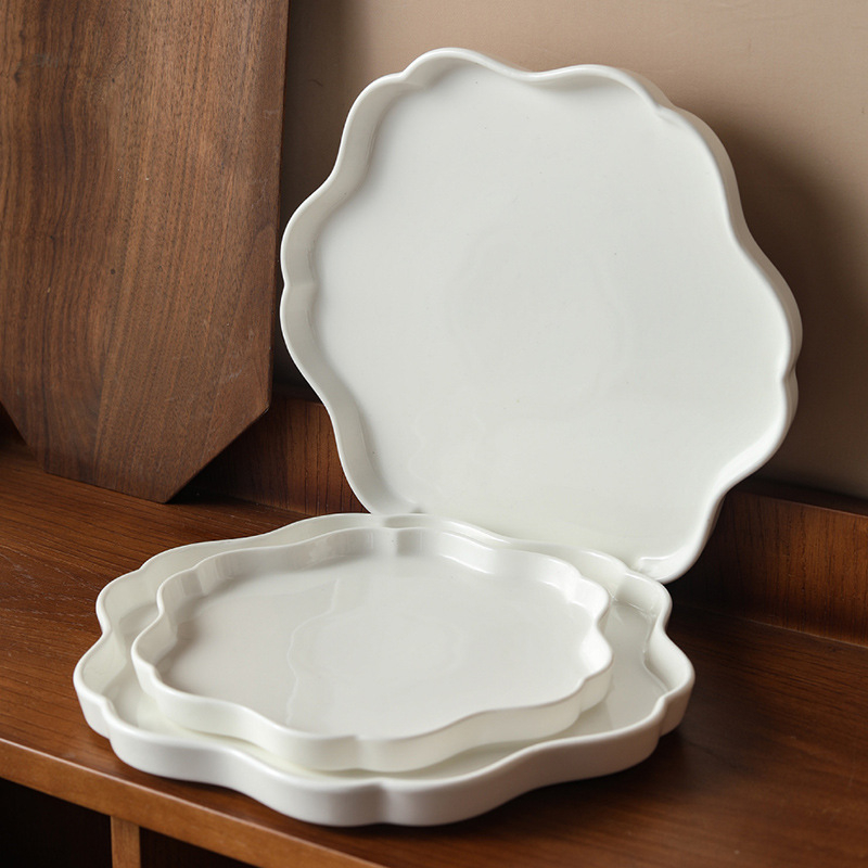 Porcelanski set plitkih tanjura s nepravilnim rubom čipke, modern minimalistički dizajn, pogodan za mikrovalnu, boja ispod glazure