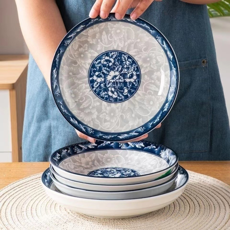Keramički set tanjura s tradicionalnim porculanskim motivom, okrugli oblik, pod-glazura završna obrada, tisak logotipa i mogućnost prilagodbe