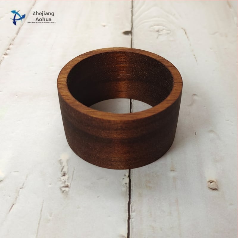 Puidust salvrätiku rõngas, kaasaegne lihtne stiil, viimistlus värvi või õliga, kohandatav pakend, logotüübi trükk