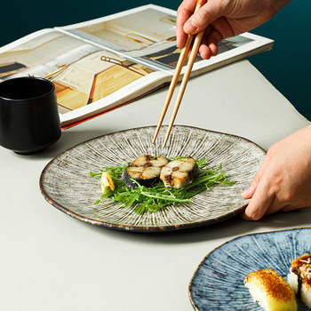 Porcelanski reljefni plitki tanjur, krušnog oblika, s pećnom glazom, pogodan za mikrovalnu