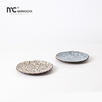 Porcelanski reljefni plitki tanjur, krušnog oblika, s pećnom glazom, pogodan za mikrovalnu