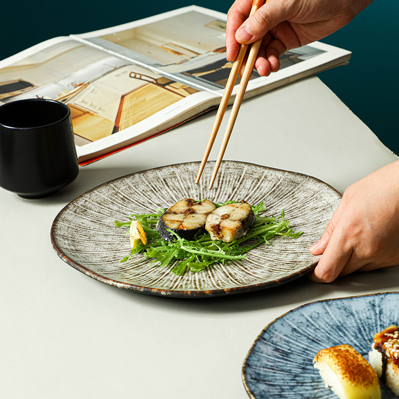 Porcelanski reljefni plitki tanjur, krušnog oblika, s pećnom glazom, pogodan za mikrovalnu