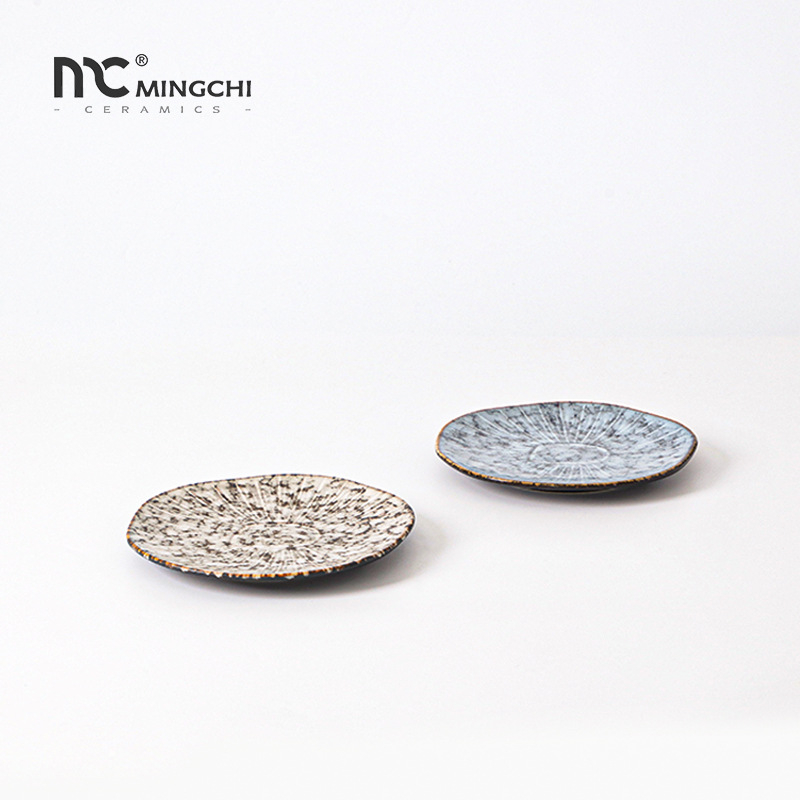 Porcelanski reljefni plitki tanjur, krušnog oblika, s pećnom glazom, pogodan za mikrovalnu