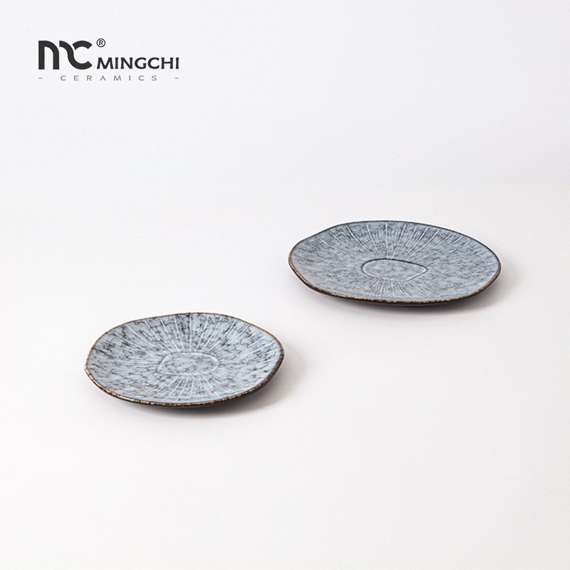 Porcelanski reljefni plitki tanjur, krušnog oblika, s pećnom glazom, pogodan za mikrovalnu