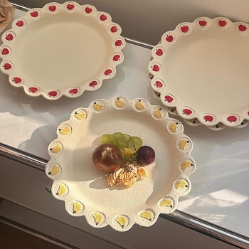 Ploški keramički tanjur s čipkastim rubom, crtani motiv, sladak stil, premaz glazurom