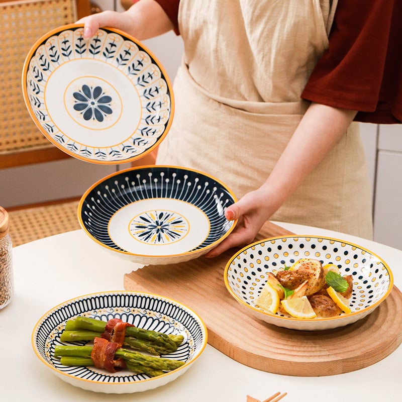 Porcelanski tanjur, kružnog oblika, cvjetni uzorak, podglazurno dekoriranje, pogodno za mikrovalnu