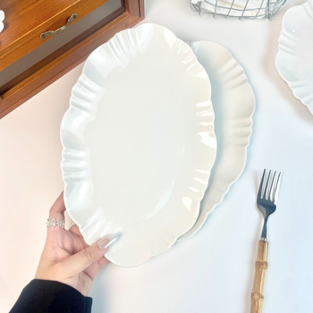 Keramički ovalni plitki tanjur s prugastim uzorkom, reljefna površina, moderan minimalistički stil, pogodan za mikrovalnu