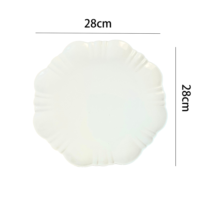 Keramički ovalni plitki tanjur s prugastim uzorkom, reljefna površina, moderan minimalistički stil, pogodan za mikrovalnu